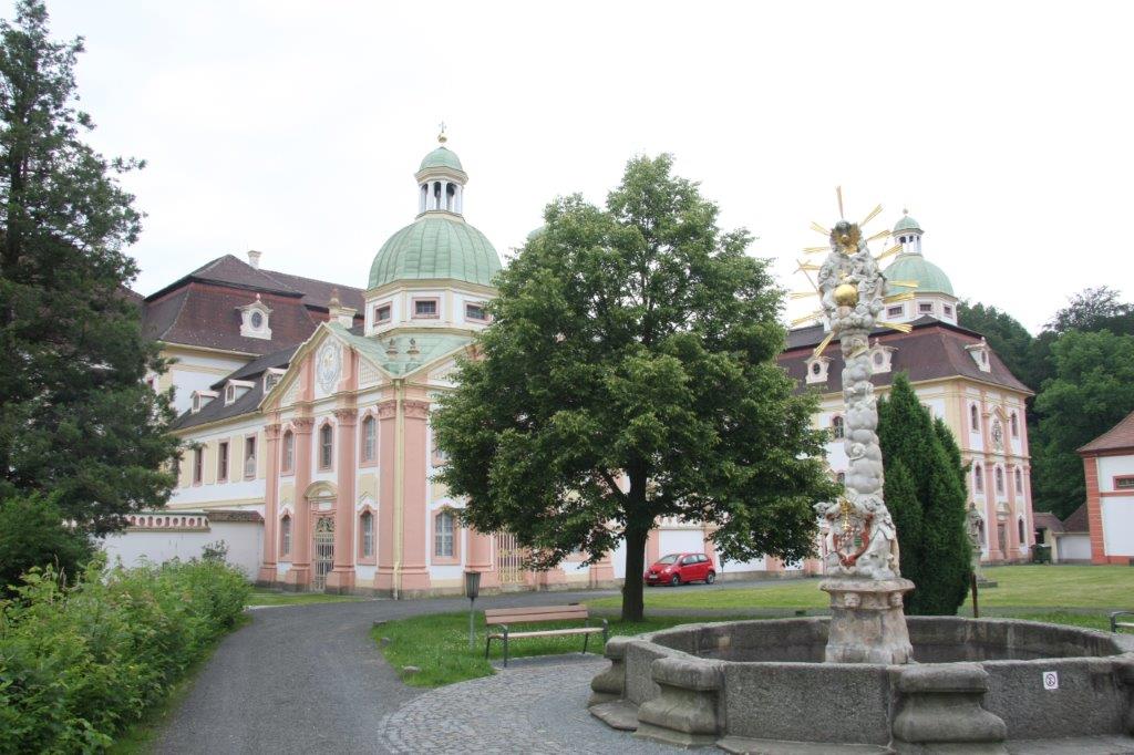 Blick auf mehrere Klostergebäude