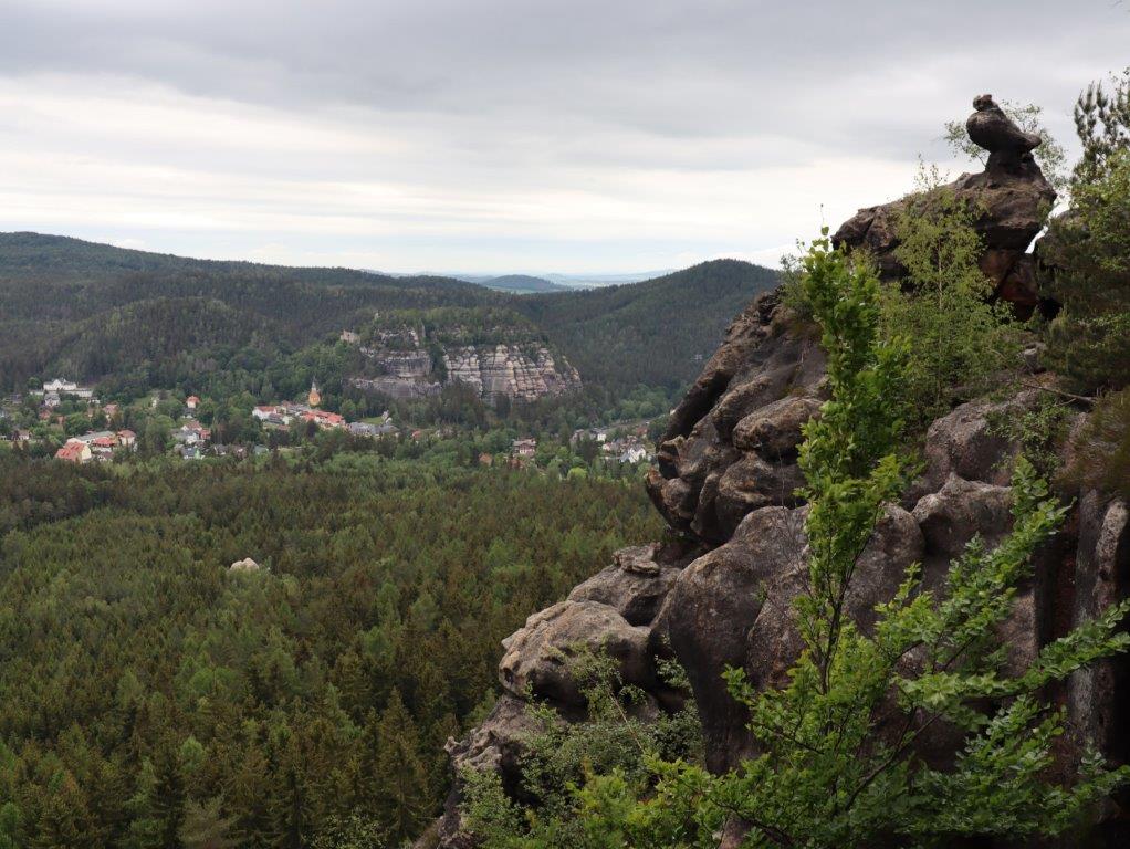 Blick in das Tal, im Hintergrund der Ort Oybin