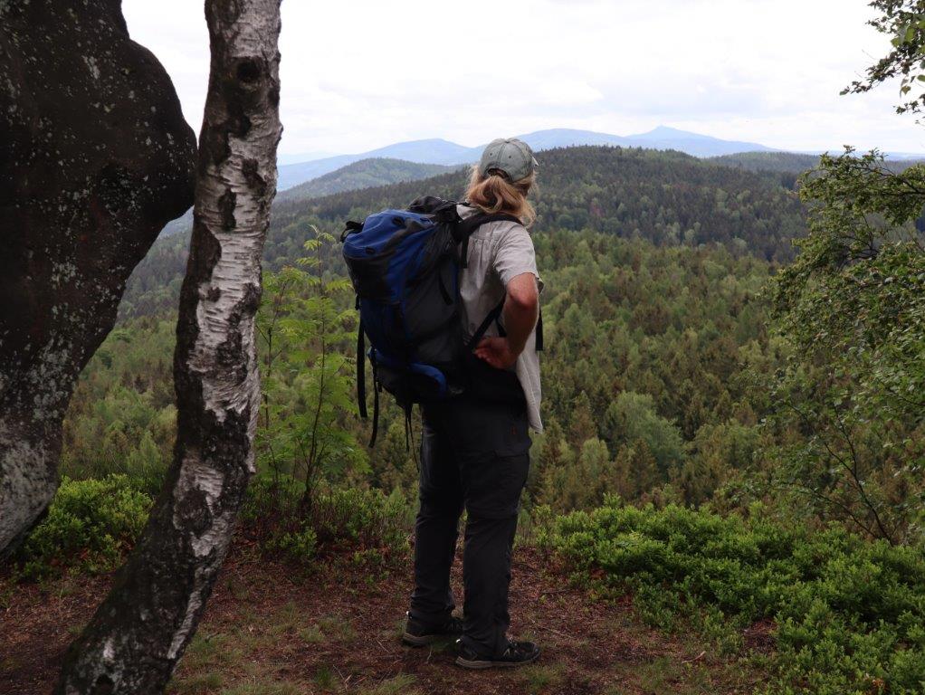 Wanderer, im Hintergrund Berge